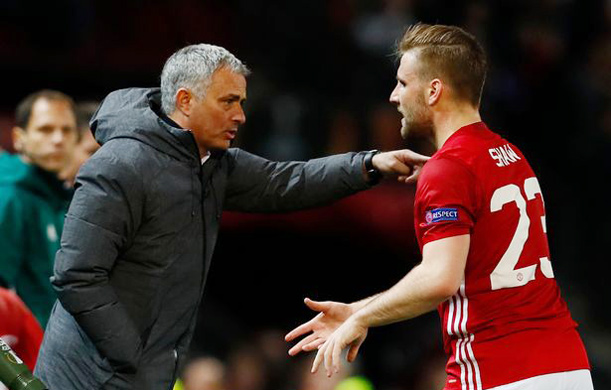 Bức xúc vì bị Mourinho trù dập, Luke Shaw liền kêu than với ông lớn MU