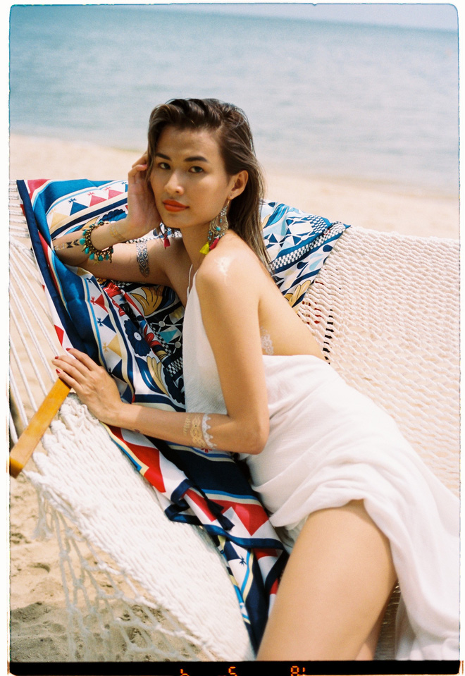 cao-thien-trang-coi-ao-khoe-nguc-day-tao-bao-ben-ban-trai-1 (12)