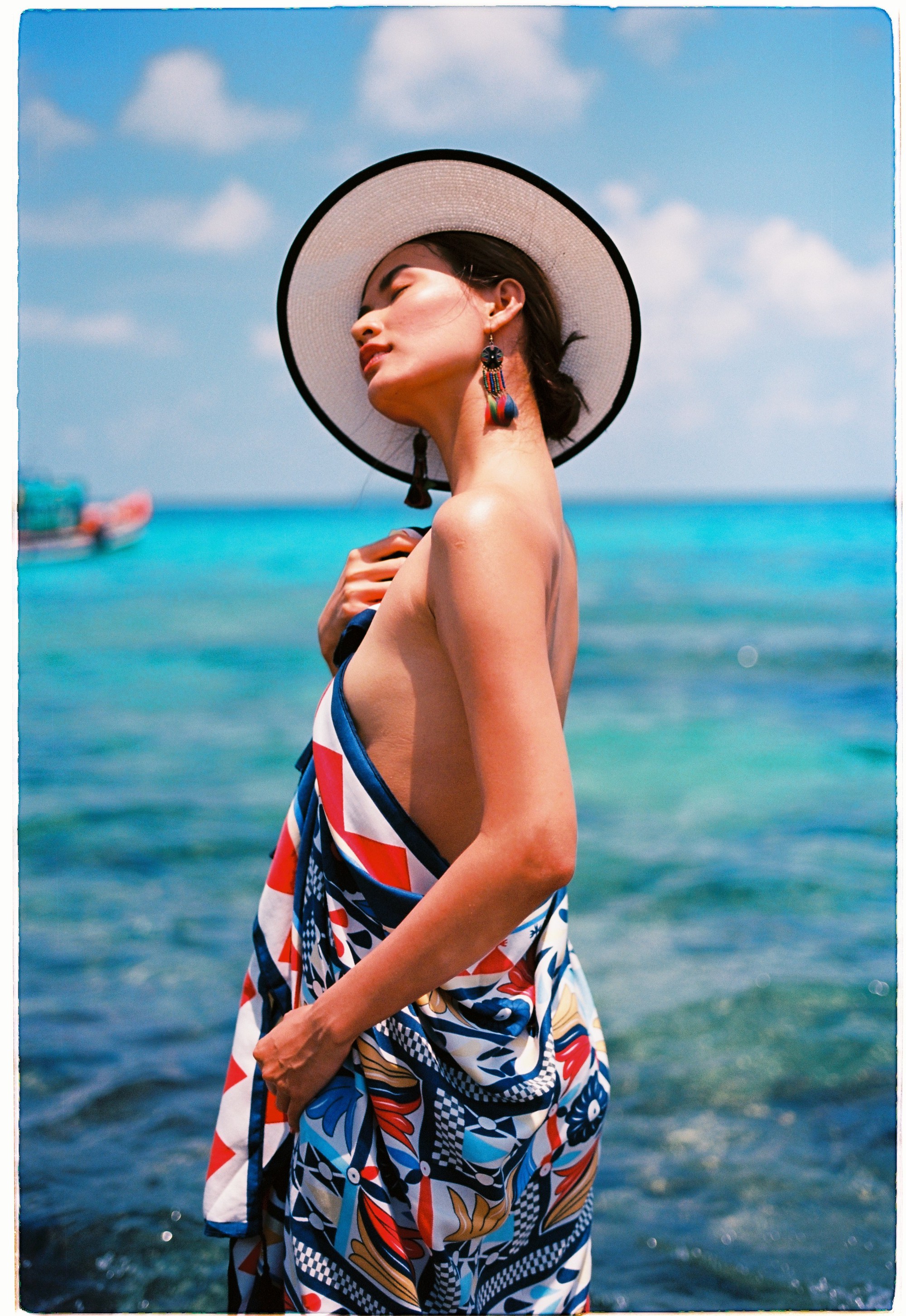 cao-thien-trang-coi-ao-khoe-nguc-day-tao-bao-ben-ban-trai-1 (5)