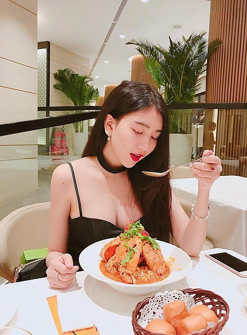 Hồ Ngọc Ý Nhi khoe dáng chuẩn khiến các chàng mê mẩn