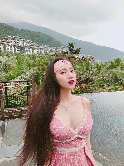 ho-ngoc-y-nhi-khoe-dang-chuan-khien-cac-chang-me-man (6)