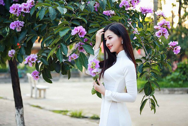 Lạc bước vì mải ngắm Lê Song Ngân đẹp tinh khôi với áo dài trắng