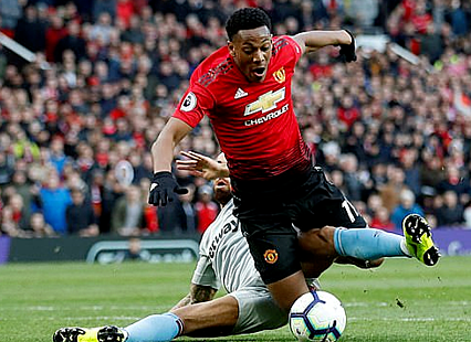 Pogba tỏa sáng với 2 quả phạt đền, cứu nguy cho Man Utd