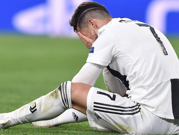 Ronaldo ôm mặt tiếc nuối vì mất cơ hội vào bán kết cùng Juventus